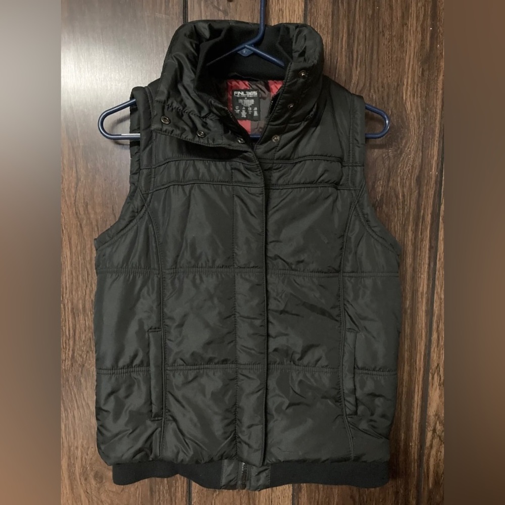 Women’s Medium FINL365 Black Puffer Vest Pre-Owned